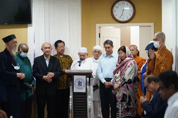 DOA ANTARA AGAMA: Pemimpin berbilang agama mengadakan sesi berdoa untuk mangsa banjir di Pakistan, termasuk Dr Muhammad Faishal (tujuh dari kanan), dan imam Masjid Ba'alwie, Habib Hassan Al-Attas (sembilan dari kanan). - Foto BH oleh NUR DIYANA TAHA