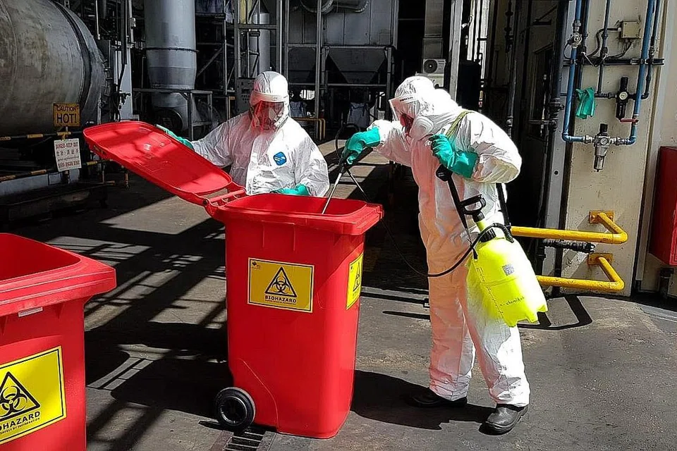 DIKERAH KE BARISAN DEPAN: Semasa pandemik ini, pekerja di Jabatan Kawalan Pencemaran, Agensi Sekitaran Kebangsaan (NEA) dikerah ke barisan depan untuk menguruskan pengumpulan bahan sisa daripada industri farmaseutikal, institusi penjagaan kesihatan seperti hospital, poliklinik, klinik privet dan pusat rawatan dialisis sambil memastikan ia diserahkan kepada pengumpul bahan sisa yang dilesen NEA untuk dibakar sebelum 24 jam. - Foto ihsan ENCIK SULAIMAN ABDUL RAHMAN