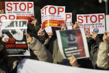 Orang ramai berhimpun membantah keganasan terhadap komuniti Alawiyah di Syria dalam satu demonstrasi di Place des Nations, di hadapan ibu pejabat Pertubuhan Bangsa-Bangsa Bersatu (PBB) Eropah di Geneva, Switzerland, pada 13 Mac 2025.
Menurut Syrian Observatory for Human Rights, lebih daripada 1,200 orang terbunuh sejak 6 Mac 2025 dalam pertempuran antara tentera kerajaan dan penyokong bekas pemerintah, Bashar al-Assad — majoriti mangsa adalah orang awam daripada golongan minoriti Alawiyah.