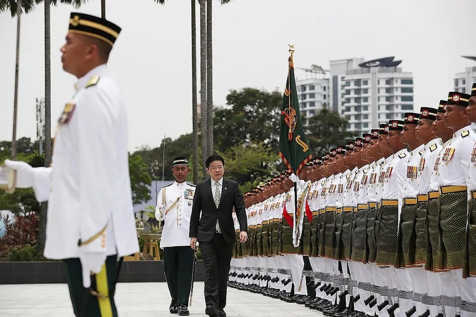 SAMBUT KETIBAAN: Encik Wong memeriksa Kawalan Kehormatan Kementerian Pertahanan Malaysia sebelum bertemu dengan Dato' Seri Hishammuddin semalam.