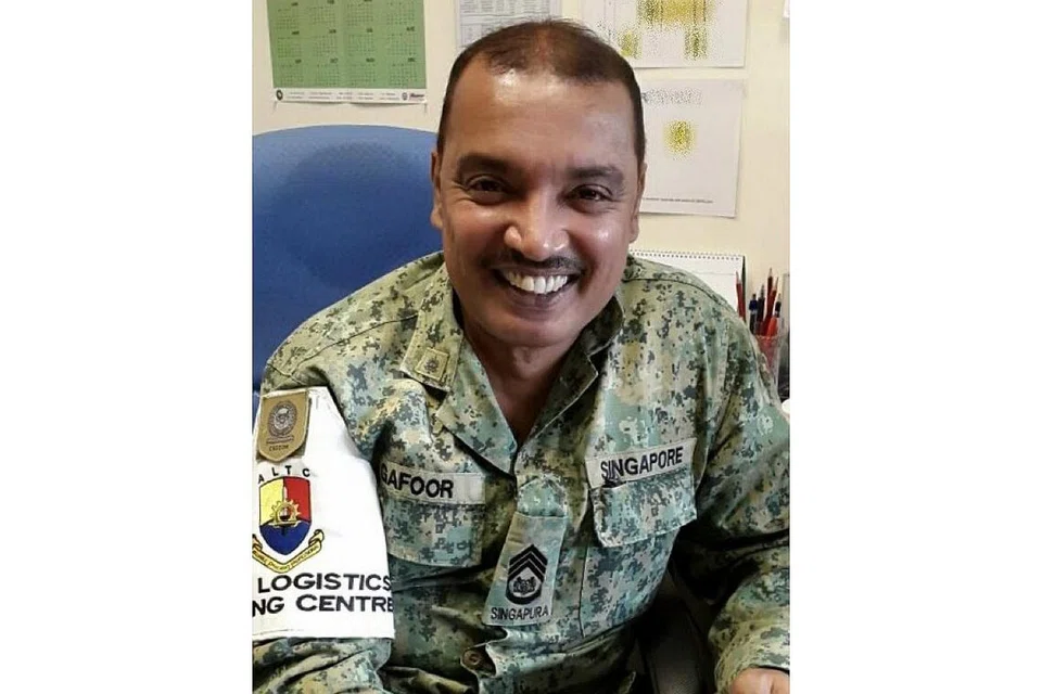 JAGA KESELAMATAN: Sebagai pegawai penyelia ruang latihan menembak di Certis, Encik Abdul Gafoor Haji Abdul Rahman memberi taklimat menyeluruh kepada pasukannya sambil menekankan prosedur dan arahan keselamatan. Semasa di SAF Encik Abdul Gafoor (gambar atas) menyandang pelbagai jawatan dalam SAF - termasuk Sarjan Mejar Rejimen Pusat Latihan Logistik Tentera Darat . - Foto-foto CERTIS GROUP, ihsan ABDUL GAFOOR ABDUL RAHMAN