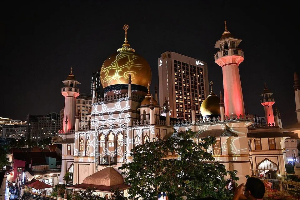 PERTUNJUKAN LAMPU: Cahaya lampu menayang pada bahagian depan Masjid Sultan animasi yang menyorot sejarah serta budaya yang kaya Kampong Glam. - Foto BH oleh ARIFFIN JAMAR