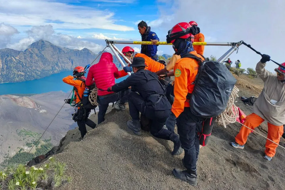 Foto edaran ini, yang diambil pada 23 Jun 2025 oleh Agensi Mencari dan Menyelamat Nasional Indonesia (Basarnas), menunjukkan pasukan penyelamat sedang berusaha untuk mengangkat keluar Juliana Marins, seorang warganegara Brazil yang terjatuh ke dalam jurang di Gunung Rinjani, Pulau Lombok, Nusa Tenggara Barat, selepas dilaporkan hilang pada 21 Jun.
Seorang pelancong Brazil yang terjatuh ke dalam jurang di sebuah gunung berapi di Indonesia yang popular dalam kalangan pendaki telah ditemui meninggal dunia, menurut kenyataan pemerintah Brazil dan agensi penyelamat Indonesia pada 24 Jun, selepas operasi mencari dan menyelamat selama beberapa hari.
Usaha untuk mengangkat keluar Juliana Marins, 26 tahun, yang hilang di Gunung Rinjani pada 21 Jun lalu, terganggu akibat cuaca buruk dan bentuk muka bumi yang mencabar selepas pihak berkuasa mengesan tubuhnya yang tidak bergerak menggunakan dron.