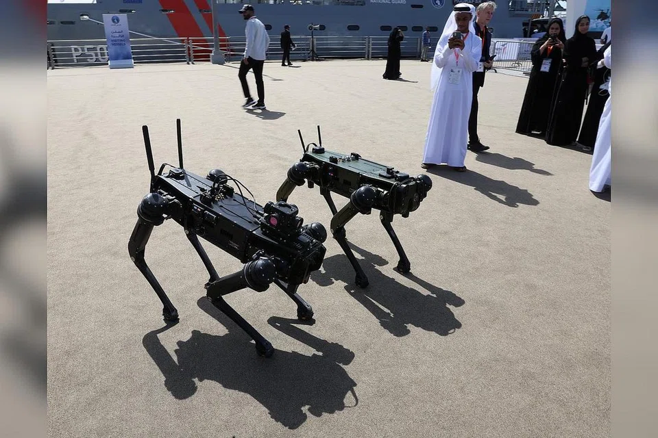 ROBOT TENTERA: UAE sedang melabur wang dengan mencipta dron, robot dan persenjataan tanpa pemandu dalam langkah mempertahankan negara. - Foto EPA-EFE