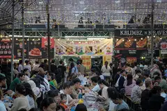 NIKMATI SUASANA: Pengunjung yang ingin menjamu selera di bazar boleh melakukan demikian dengan selesa, dengan tempat duduk disediakan untuk orang ramai menikmati makanan dan minuman yang dibeli atau berehat sebentar. - Foto-foto BH oleh SHAFIQ APANDI
