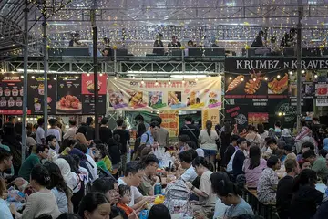 NIKMATI SUASANA: Pengunjung yang ingin menjamu selera di bazar boleh melakukan demikian dengan selesa, dengan tempat duduk disediakan untuk orang ramai menikmati makanan dan minuman yang dibeli atau berehat sebentar. - Foto-foto BH oleh SHAFIQ APANDI
