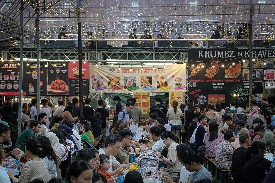 NIKMATI SUASANA: Pengunjung yang ingin menjamu selera di bazar boleh melakukan demikian dengan selesa, dengan tempat duduk disediakan untuk orang ramai menikmati makanan dan minuman yang dibeli atau berehat sebentar. - Foto-foto BH oleh SHAFIQ APANDI
