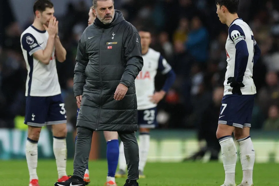Ange Postecoglou (dua dari kiri) juga patut dipersalahkan di atas keengganannya menukar corak permainan sedang pasukan itu menghadapi kemelut kecederaan.