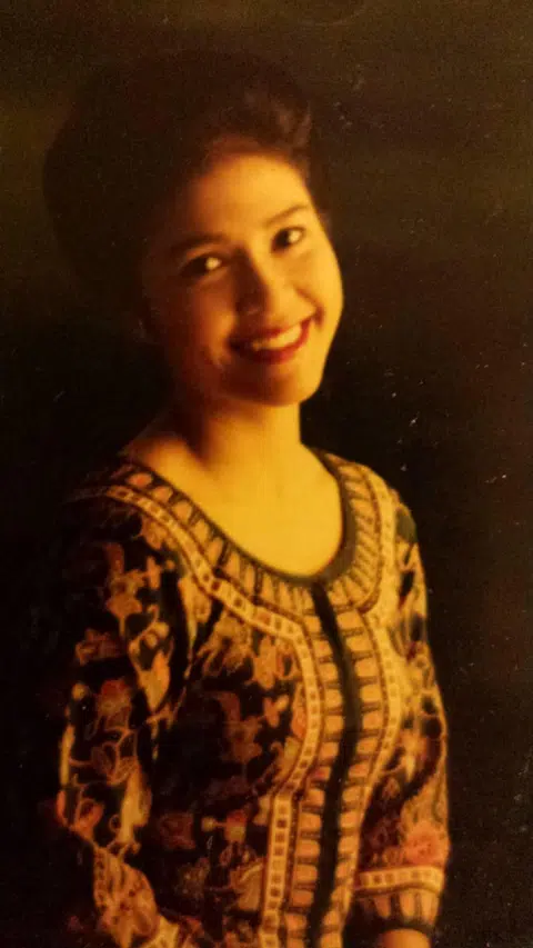 Cik Masita Ghani ketika beliau digelar sebagai ‘Singapore Girl’ atau pramugari SIA, menggayakan seragam ikonik sarung kebaya batik, 