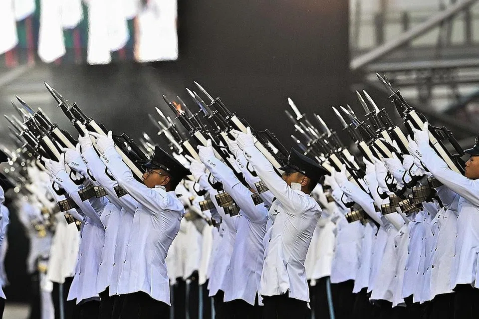 SEGMEN KEGEMARAN RAMAI: Segmen tembakan 'Feu-de-Joie', atau Tembakan Perayaan, di mana para penonton akan dapat mengalami sendiri gegaran dan melihat asap daripada tembakan senapang kontinjen kawalan kehormatan. 
