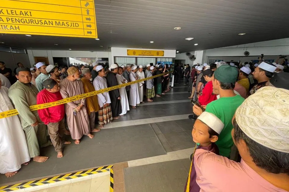 Orang ramai berkumpul di dewan Masjid Al-Muktafi Billah Shah, Kuala Terengganu, Terengganu, selepas solat Jumaat pada 27 Disember, untuk menyaksikan pelaksanaan hukuman enam sebatan terhadap seorang pesalah khalwat berulang. 