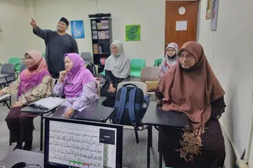 PEMBELAJARAN SEPANJANG HAYAT: Kelas SPGQ, bersama Ustaz Hafidz Wahab, yang juga merupakan Pensyarah Program Sijil Peningkatan Guru Al-Quran di Pergeraq. - Foto PERGERAQ