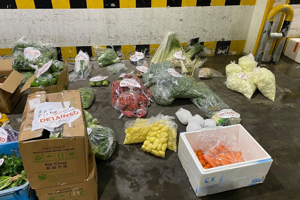 Sekitar 378kg buah-buahan dan sayur-sayuran segar yang tidak diisytiharkan telah dikesan dan dirampas November lalu. Foto oleh SFA