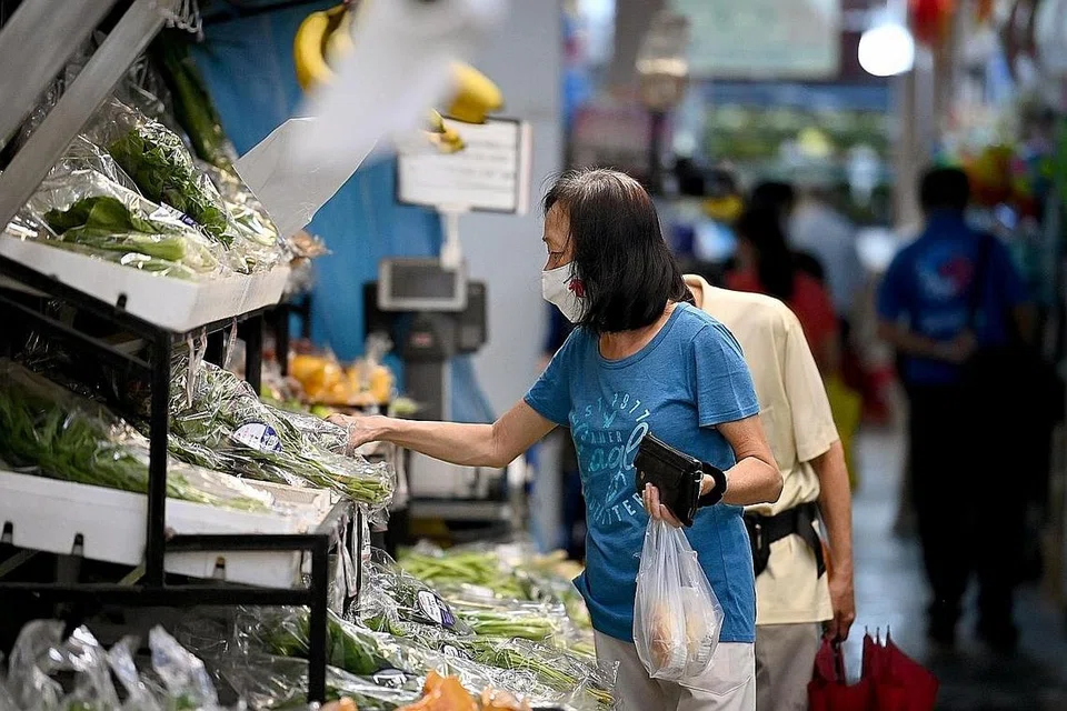 HARGA NAIK: Kenaikan inflasi teras sebahagian besarnya didorong oleh inflasi makanan yang lebih tinggi sebanyak 1.6 peratus. - Foto fail