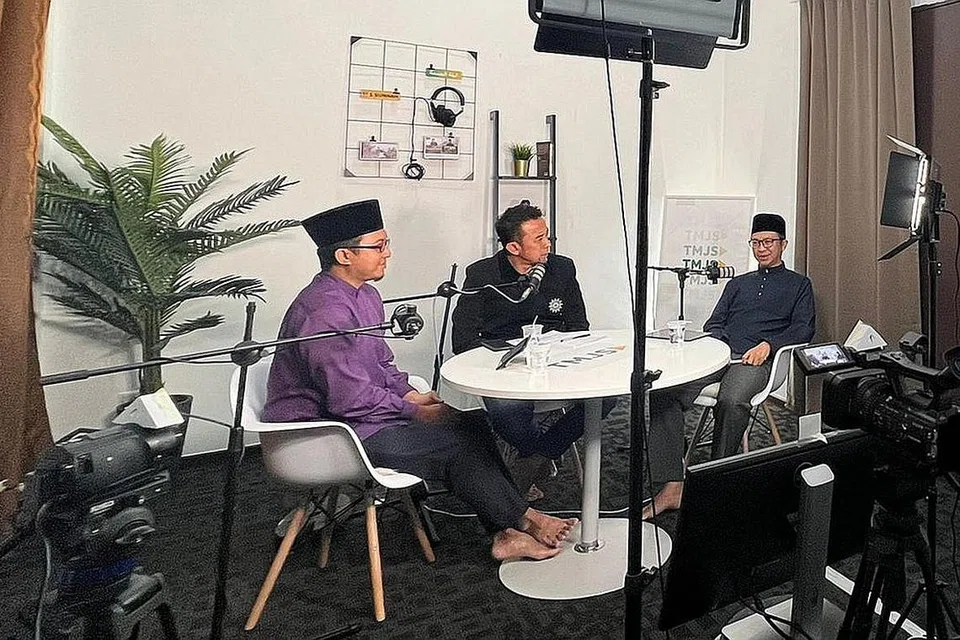 USAHA DEKATI MASYARAKAT: Gambar memaparkan sesi rancangan, The Malam Jumaat Show (TMJS) yang diadakan sebulan sekali. Dalam episod pertama rancangan ini, ia menampilkan (dari kiri) Eksekutif Dakwah Persatuan Muhammadiyah, Ustaz Khairul Abdullah Kamal dan Pengurus Unit Komunikasi Korporat dan Pensumberan Persatuan Muhammadiyah, Encik Mohamad Eznillah Razali, dari Persatuan Muhammadiyah serta ahli jawatankuasa Majlis Fatwa Singapura, Ustaz Fathurrahman M Dawoed.