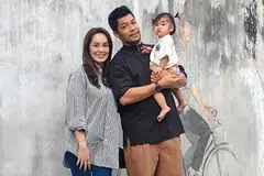 Pasangan selebriti, Uqasha Senrose (kiri) dan Kamal Adli (tengah), dikatakan sudah tidak tinggal sebumbung sejak beberapa bulan lalu. Hasil perkahwinan sejak 2021, mereka dikurniakan anak perempuan, Hawra Uqaira. 