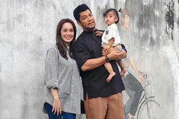 Pasangan selebriti, Uqasha Senrose (kiri) dan Kamal Adli (tengah), dikatakan sudah tidak tinggal sebumbung sejak beberapa bulan lalu. Hasil perkahwinan sejak 2021, mereka dikurniakan anak perempuan, Hawra Uqaira. 
