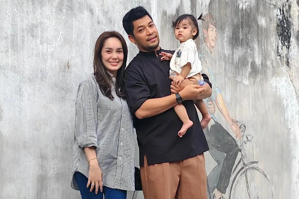 Pasangan selebriti, Uqasha Senrose (kiri) dan Kamal Adli (tengah), dikatakan sudah tidak tinggal sebumbung sejak beberapa bulan lalu. Hasil perkahwinan sejak 2021, mereka dikurniakan anak perempuan, Hawra Uqaira. 