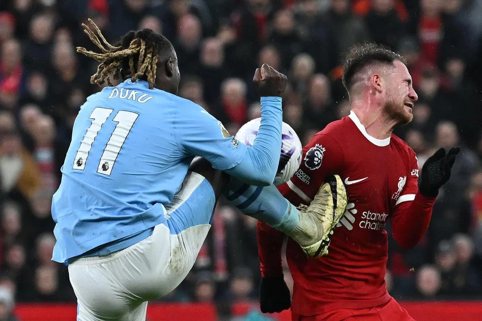 Ramai berpendapat Liverpool sepatutnya diberikan penalti apabila pemain sayap Manchester City, Jeremy Doku (kiri), mengasari pemain tengah Liverpool, Kevin Mac Allister, di kotak penalti. Namun, ketua pengadil Howard Webb berkata keputusan VAR untuk tidak masuk campur dalam kejadian itu merupakan keputusan yang betul.