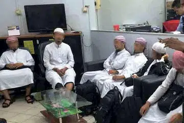 DIHANTAR PULANG KE PADANG: Sekumpulan lapan lelaki rakyat Indonesia yang dihantar pulang dari Singapura dan Malaysia disiasat oleh pihak berkuasa Indonesia dan kemudian dihantar pulang ke Padang, Indonesia. 