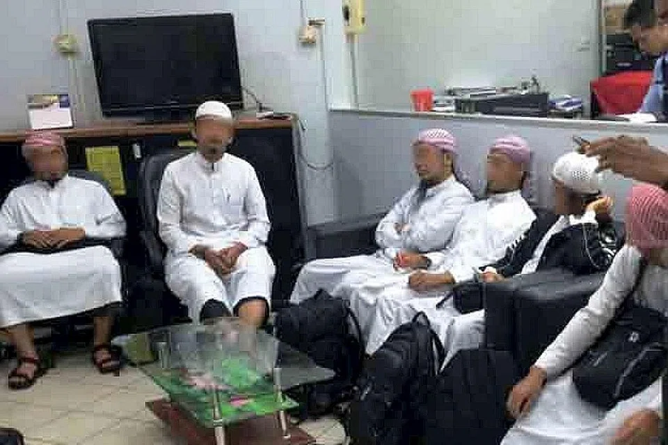 DIHANTAR PULANG KE PADANG: Sekumpulan lapan lelaki rakyat Indonesia yang dihantar pulang dari Singapura dan Malaysia disiasat oleh pihak berkuasa Indonesia dan kemudian dihantar pulang ke Padang, Indonesia. 