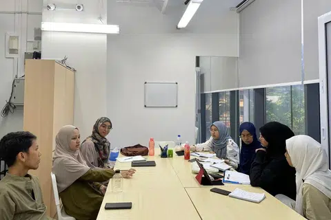 SIBUK BERLATIH: (Dari kiri) Ketua Munazarah SG, Ustaz Muhammad Redha Mohamed Elyas, Penolong Ketua Munazarah SG, Ustazah Sri Wahyu Ahmad; dan pegawai perhubungan Munazarah SG, Ustazah Nur Jannah Mustakim kelihatan melatih pasukan dari Madrasah Alsagoff (kanan) bagi pertandingan debat antarabangsa di Qatar pada 2-4 September.