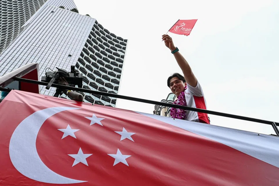 Perarakan bas terbuka bagi meraikan atlet Olimpik Singapura, termasuk pemenang pingat gangsa Max Maeder, pada 14 Ogos 2024.