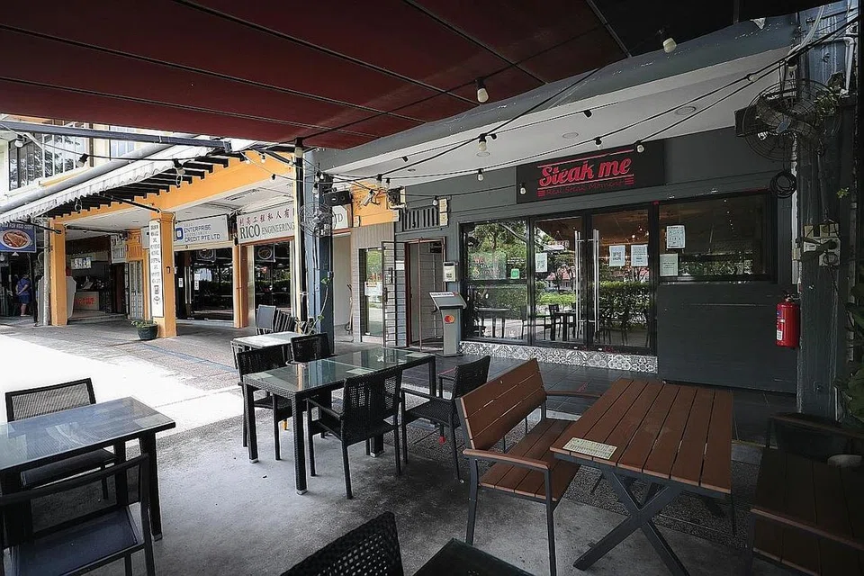 OPTIMISTIK: Cef selebriti, Cef Amri optimistik bagi masa depan Jalan Kayu jika ia dapat menawarkan kegiatan menarik di sekitaran kawasan itu untuk menarik perhatian pelanggan. - Foto BH oleh KELVIN CHNG