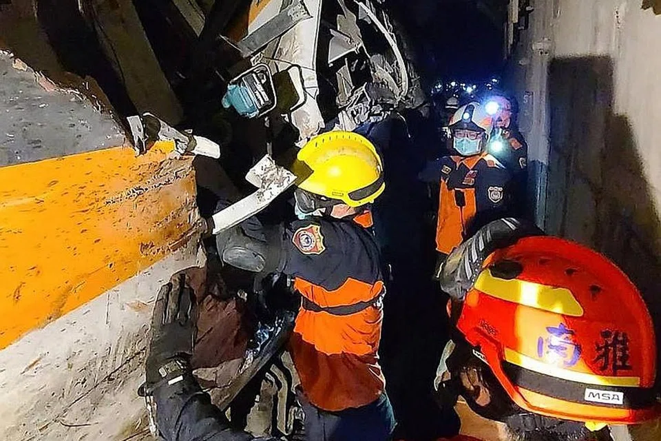 REMUK: Bahagian kereta api yang remuk ekoran langgar dinding terowong. - Foto AFP