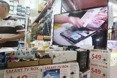 TIDAK JELAS: Kedudukan kotak penstriman media di bawah undang-undang buat masa ini tidak jelas, dan pemegang hak cipta mendapatinya sukar untuk mengambil tindakan ke atas penjual kotak berkenaan. - Foto SHIN MIN DAILY