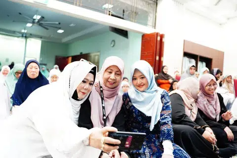 Rahayu Mahzam, Masjid Assyakirin, Muis