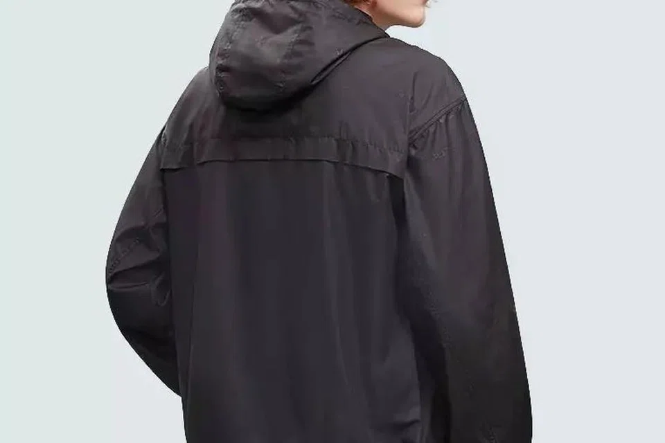 Jaket mengadang angin, ‘Sport b’, daripada agnès b ($168) yang mempunyai hud ini sesuai untuk perlindungan daripada angin dan cuaca ringan.