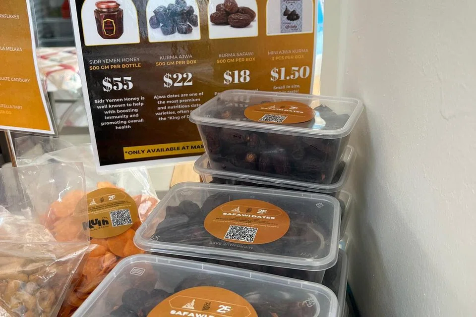 Kurma Ajwa dan Safawi dijual di Masjid Al-Istiqamah, sebagai sebahagian usaha masjid itu mengumpul dana dan habis dijual selepas beberapa hari sahaja jualan dibuka.
