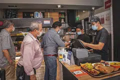 PERLU BUAT PENYESUAIAN: Buat masa ini Rumah Makan Minang menyerap kos tambahan, tetapi sedang melihat cara bagaimana mereka dapat mengekalkan keuntungan, yang telah pun terjejas teruk akibat pelbagai sekatan pandemik Covid-19. - Foto BH oleh NUR DIYANA TAHA