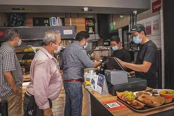 PERLU BUAT PENYESUAIAN: Buat masa ini Rumah Makan Minang menyerap kos tambahan, tetapi sedang melihat cara bagaimana mereka dapat mengekalkan keuntungan, yang telah pun terjejas teruk akibat pelbagai sekatan pandemik Covid-19. - Foto BH oleh NUR DIYANA TAHA