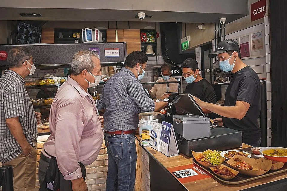 PERLU BUAT PENYESUAIAN: Buat masa ini Rumah Makan Minang menyerap kos tambahan, tetapi sedang melihat cara bagaimana mereka dapat mengekalkan keuntungan, yang telah pun terjejas teruk akibat pelbagai sekatan pandemik Covid-19. - Foto BH oleh NUR DIYANA TAHA