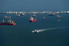 LANUN MENYERANG: Tiga kapal disamun dalam tempoh enam jam antara malam Ahad dan pagi semalam di Selat Singapura. Anak kapal dan penceroboh tidak bersemuka namun dua kapal kehilangan kelengkapan seperti alat pernafasan dan pelampung. - Foto fail