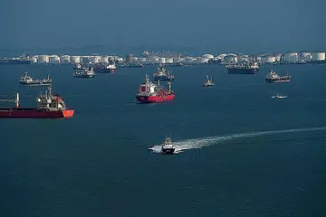 LANUN MENYERANG: Tiga kapal disamun dalam tempoh enam jam antara malam Ahad dan pagi semalam di Selat Singapura. Anak kapal dan penceroboh tidak bersemuka namun dua kapal kehilangan kelengkapan seperti alat pernafasan dan pelampung. - Foto fail
