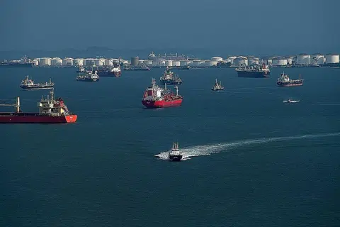 LANUN MENYERANG: Tiga kapal disamun dalam tempoh enam jam antara malam Ahad dan pagi semalam di Selat Singapura. Anak kapal dan penceroboh tidak bersemuka namun dua kapal kehilangan kelengkapan seperti alat pernafasan dan pelampung. - Foto fail