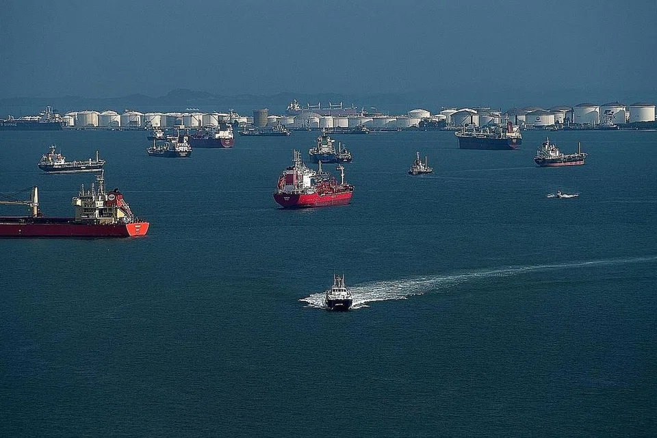 LANUN MENYERANG: Tiga kapal disamun dalam tempoh enam jam antara malam Ahad dan pagi semalam di Selat Singapura. Anak kapal dan penceroboh tidak bersemuka namun dua kapal kehilangan kelengkapan seperti alat pernafasan dan pelampung. - Foto fail