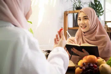 Bagi memastikan anda yang berpuasa tetap rasa kenyang dan bertenaga sehingga waktu berbuka, amalkan tiga konsep pemakanan, iaitu seimbang, sederhana dan pelbagai.