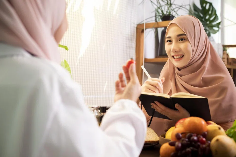 Bagi memastikan anda yang berpuasa tetap rasa kenyang dan bertenaga sehingga waktu berbuka, amalkan tiga konsep pemakanan, iaitu seimbang, sederhana dan pelbagai.