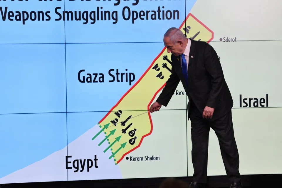 Perdana Menteri Israel, Encik Benjamin Netanyahu, menunjukkan peta terletaknya Koridor Philadelphi yang didakwa digunakan Hamas bagi menyeludup senjata ke Gaza.