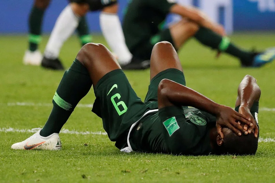 JELAS KECEWA: Pemain Nigeria, Odion Ighalo, terbaring selepas berakhirnya perlawanan antara Nigeria dan Argentina. - Foto REUTERS