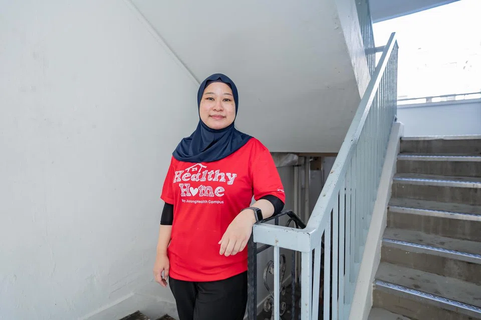 Jururawat klinik NTFGH, Cik Anis Fitri Amirrudin, ialah antara sekitar 150 sukarelawan kakitangan penjagaan kesihatan daripada NTFGH dan JCH yang membersihkan rumah golongan kurang bernasib baik yang kurang upaya. 