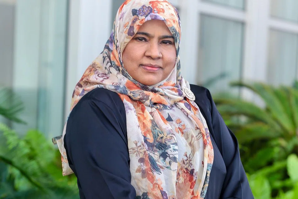 PERKENAL PROGRAM MEMBACA: Cikgu Zainaba Omar, bersama beberapa cikgu Bahasa Melayu lain di sekolahnya, memperkenalkan program Cekap Membaca untuk mengenal pasti pelajar memerlukan bantuan bagi mempertingkat kemahiran membaca mereka. - Foto AGAB