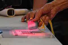 JADUAL PEMBUATAN TOKEN TERTANGGUH: Kelewatan pengagihan token TraceTogether disebabkan penangguhan dalam jadual pembuatan pada pihak pembekal. Namun mereka terus membangunkan inventori token itu dan tidak lama lagi akan dapat menyambung pengagihan di kelab masyarakat. - Foto fail BH