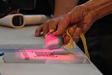 JADUAL PEMBUATAN TOKEN TERTANGGUH: Kelewatan pengagihan token TraceTogether disebabkan penangguhan dalam jadual pembuatan pada pihak pembekal. Namun mereka terus membangunkan inventori token itu dan tidak lama lagi akan dapat menyambung pengagihan di kelab masyarakat. - Foto fail BH