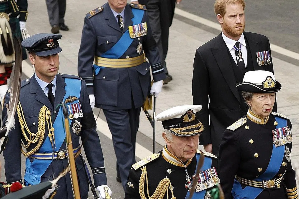 PERJALANAN TERAKHIR: Raja Charles III berjalan ke Westminster Abbey bersama Puteri Anne (depan, kanan), mendahului Putera William (paling kiri) dan Putera Harry (paling kanan) bagi pengebumian negara Ratu Elizabeth II semalam.