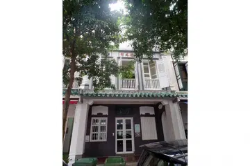 PEMBELIAN SEBAGAI PELABURAN: Rumah kedai di 10 Stanley Street yang dijual kepada 8M Real Estate, yang dijangka akan mengubah-elok kedai itu dan menyewakannya. - Foto MONDANIA PTE LTD